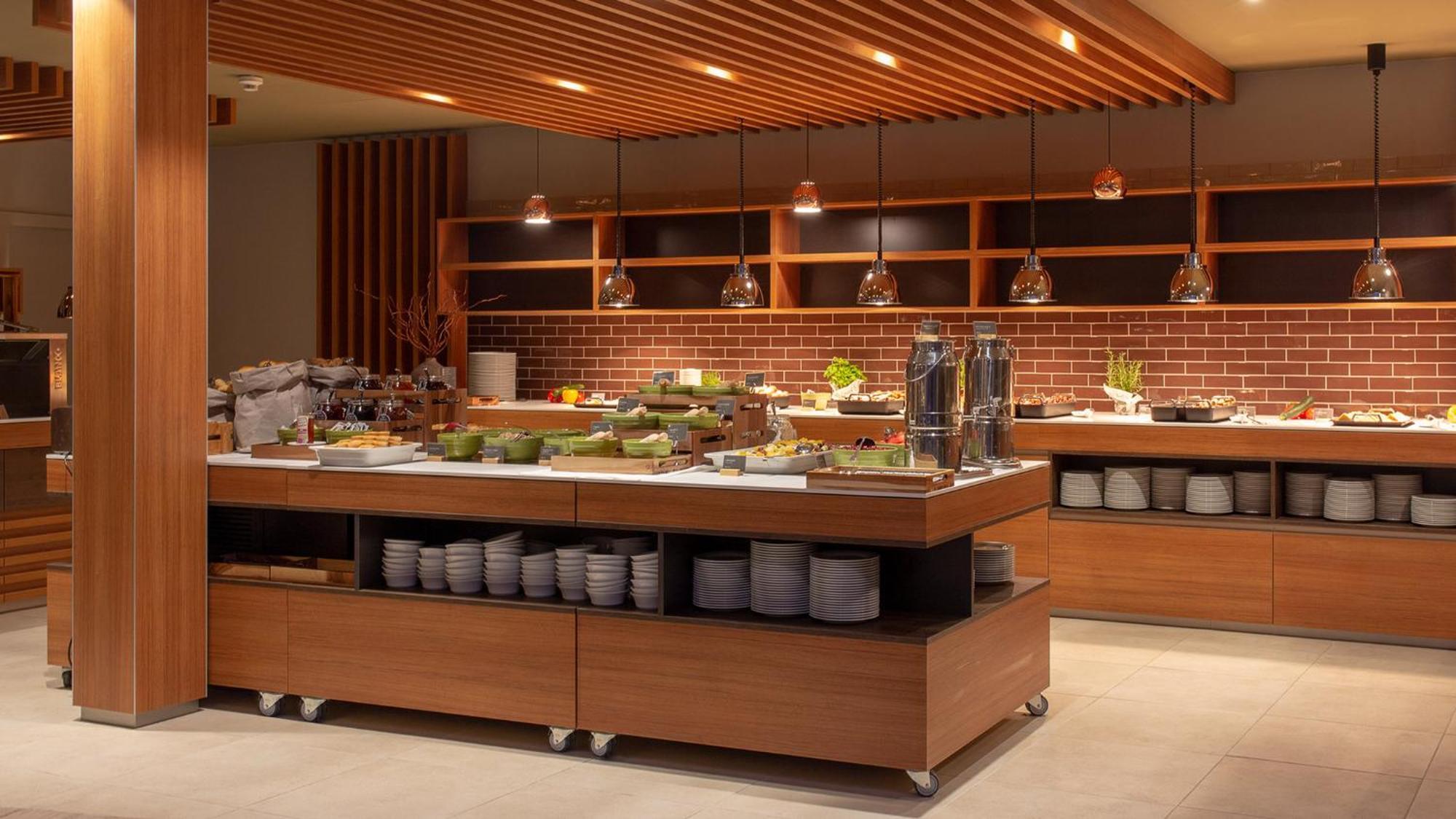 Hotel Berlin Airport - Conference Centre By Ihg 4*